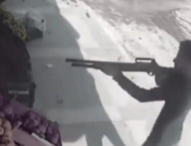 Τουρκία: Μανάβης πετούσε ντομάτες σε κλέφτη με όπλο! (βίντεο)